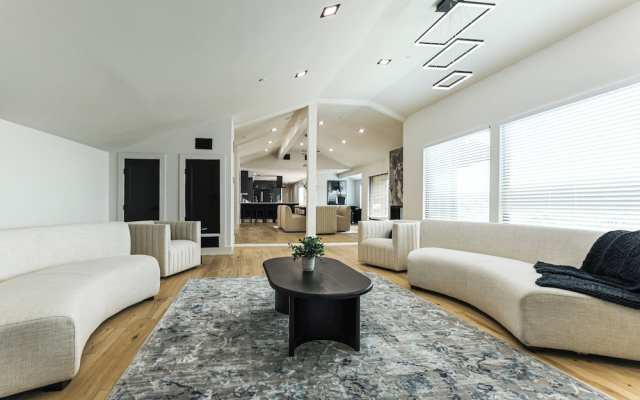 Luxurious Austin Hideaway! 4,400-sq-ft Estate