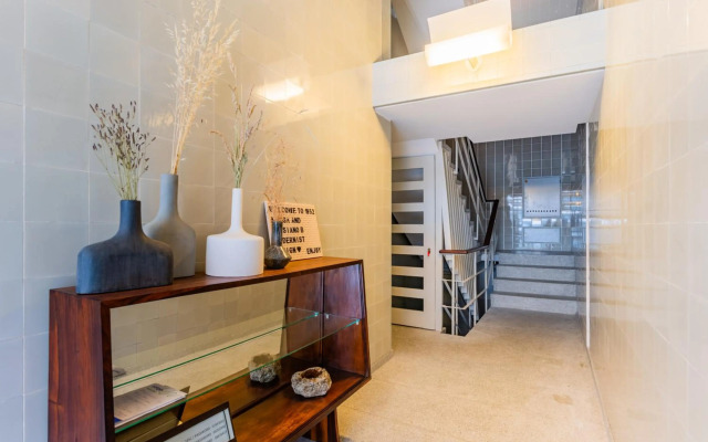 UNIQUE Modernist Duplex apartment & PARKING