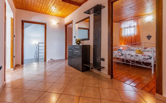 Beautiful Home in Sisan With Wifi and 4 Bedrooms