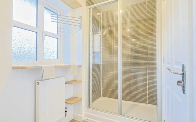 Manchester 3-beds, Sleeps 6 With On-site Parking