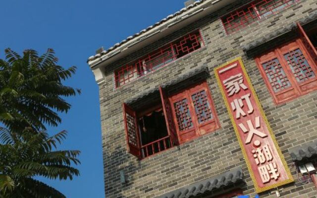 Yijia Denghuo Lakeside Boutique Hotel