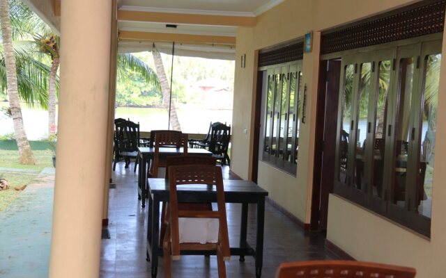 Hotel Queen River Inn