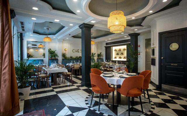 Queen's Court Hotel & Residence