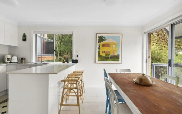 Bright Coastal Townhouse With BBQ & Courtyard