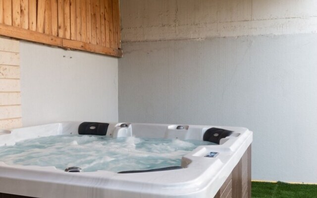 Huge Pampering Villa 5 BR with Jacuzzi
