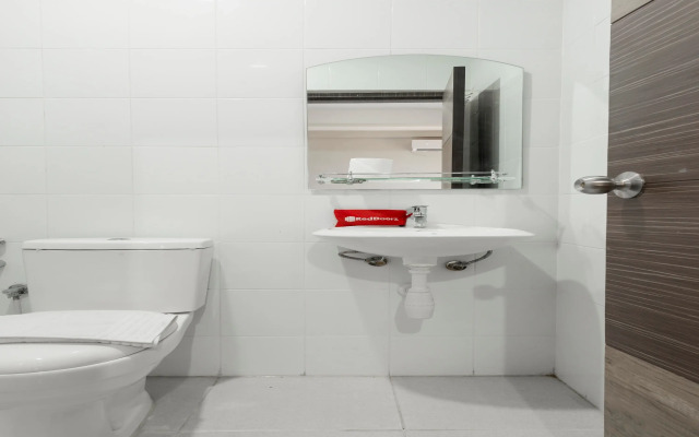 RedDoorz near Grand City Mall 2