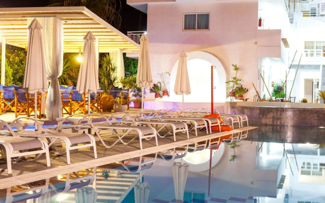Tinas Plus Hotel