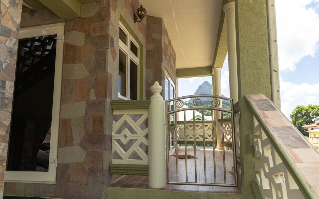 Topaz Apartment Villa - Piton View