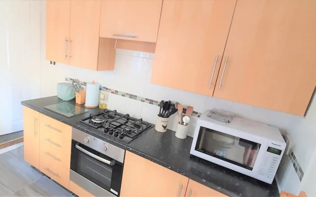 3-bed House With Superfast Wi-fi, DW Lettings 15vr