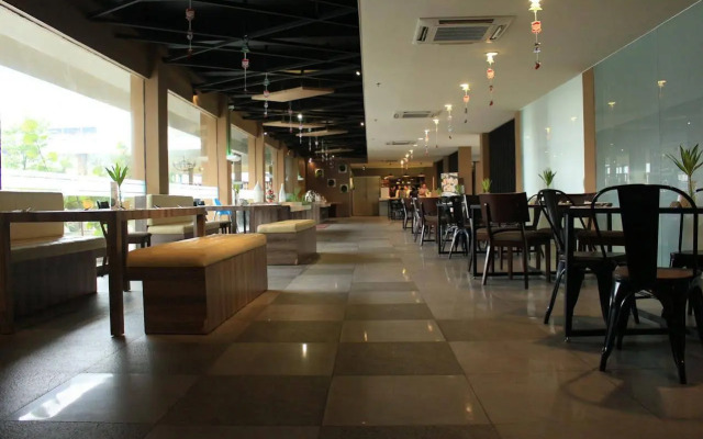 Front One Akshaya Hotel Karawang