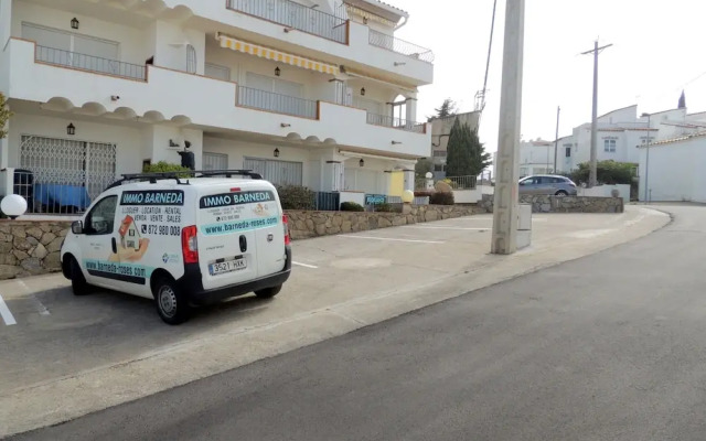 Pretty Apartment Near Roses Beach
