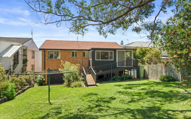 Stylish Family Beach House Walking Distance to 3 Beaches