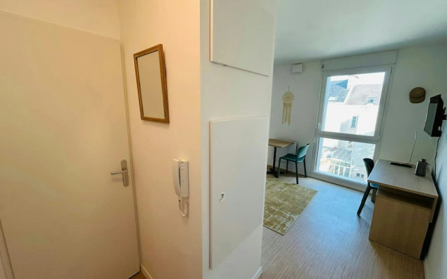 We Live In R - Suite 402