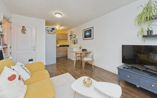 Bright Greenwich Flat Near Canary Wharf by Underthedoormat