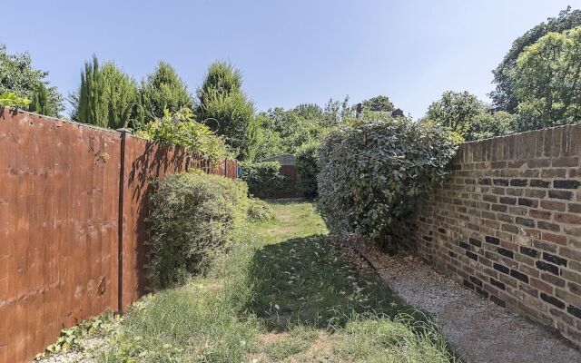 Bright Clapham flat with private garden, sleeps 4