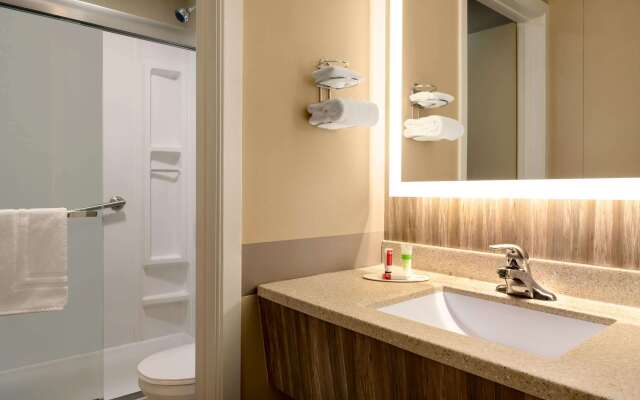 Super 8 by Wyndham Hearst ON