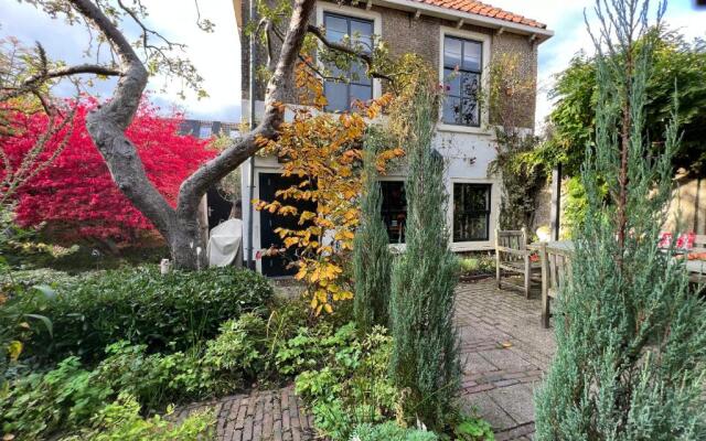 Apple Tree Cottage - discover this charming canal home in our idyllic garden