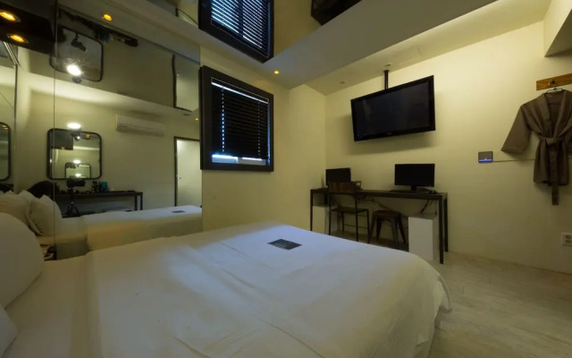 Achasan Station Wall Hotel