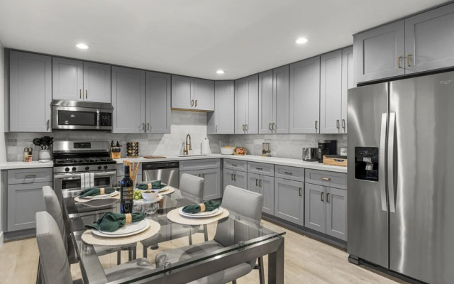 Montecito Luxe 3-villa Retreat w Pool Courtyard