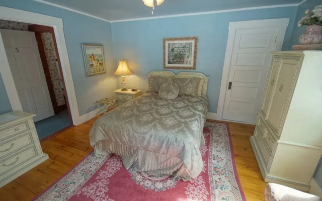 Tuckernuck Inn