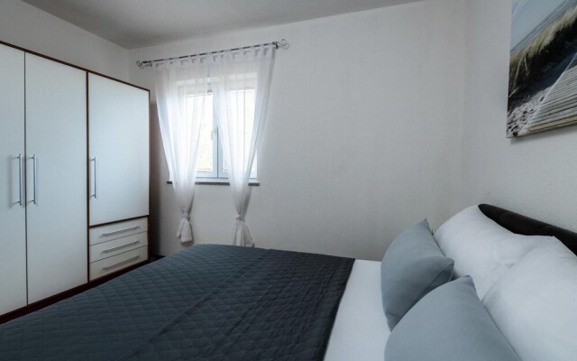 Beautiful Home in Vrecari With Wifi and 4 Bedrooms