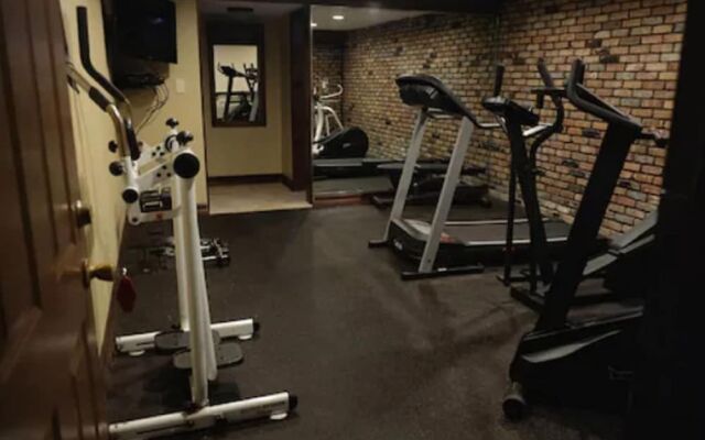 Chalet Inn & Suites Centerport