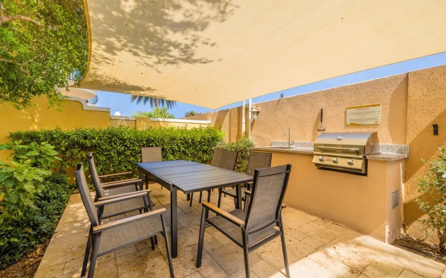 Gated Community 2br3ba Gold Coast Pools GYM