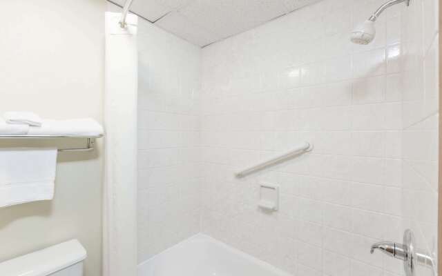 Super 8 by Wyndham Newton