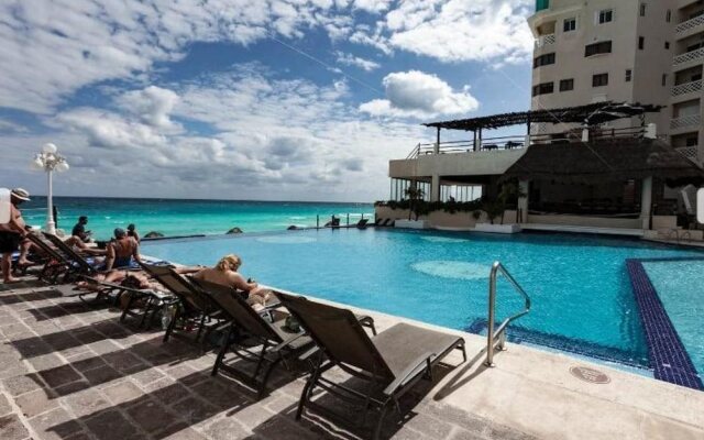 Cancun Plaza Condo Hotel