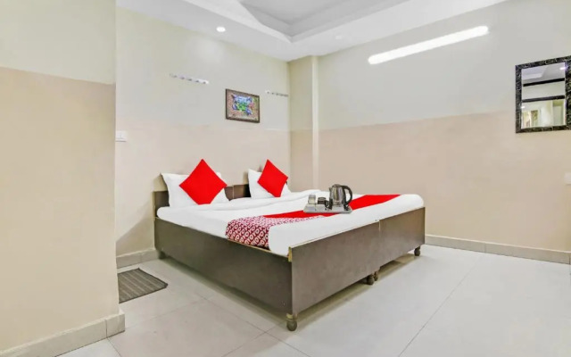 OYO Flagship 70341 Royal Green