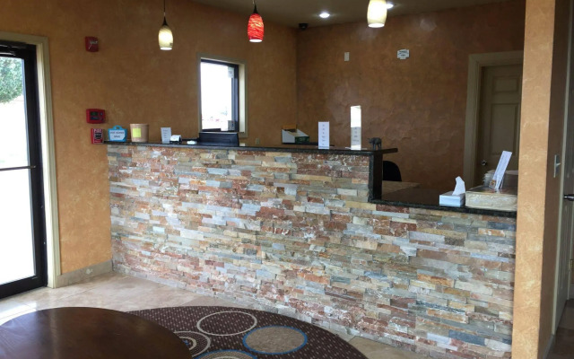 Pearsall Inn & Suites