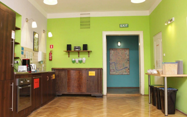 Intro Hostel