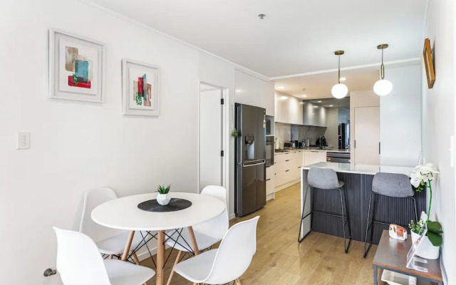 Stylish 2Br Apt With Balcony - Prime Cbd Location!