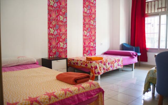 Go Bcn Hostal Ideal Badal - Hostel