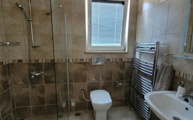 Immaculate 4-bed Villa With Large Garden and Pool