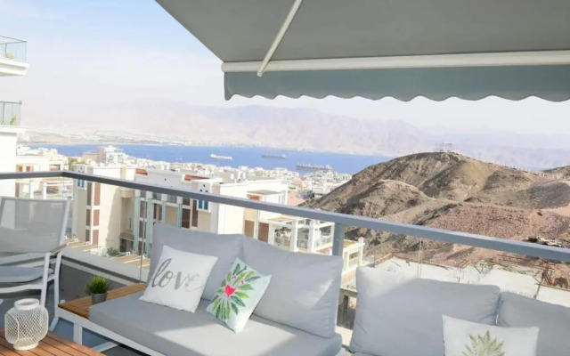 Gorgeous - Red rock and Sea view.
