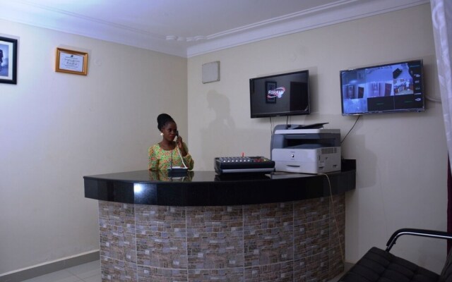Mak-Queen Hotel