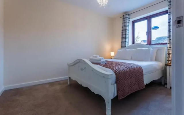 10 Guests - 5 Bedrooms - Free Parking - Lux House