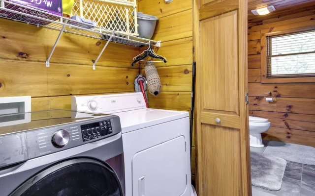 Sevierville Cabin w/ Hot Tub & Mountain-view Deck