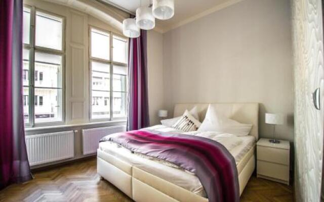 Bourgeois Apartment in Cultural Heritage Building by Ruterra