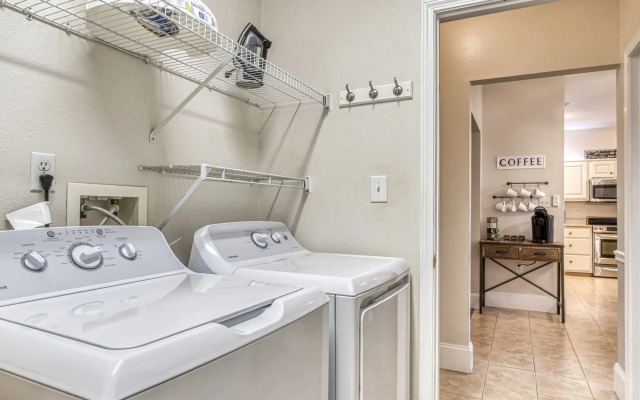 Irresistible Retreat w Pool Hot Tub Arcade
