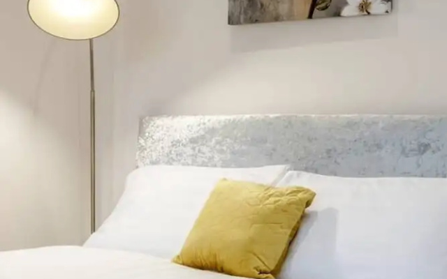 Homely Spaces Apt A, Large Studio W/king, 2guests