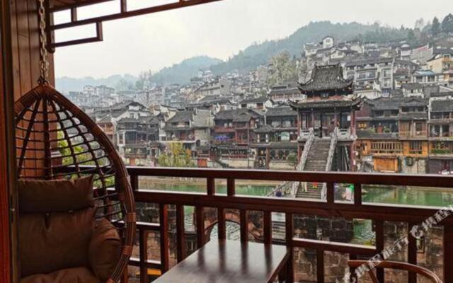 Xiangxi Phoenix Long River Inn