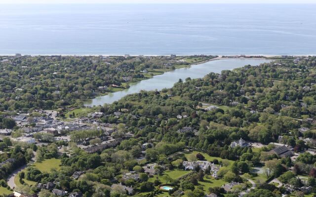 Village Latch Inn Hotel