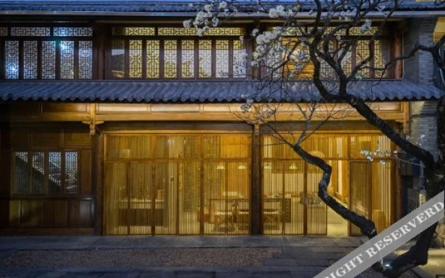 Tengchong and Shunhai Yan College Inn