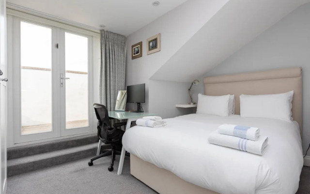 Spacious 3 Bedroom in Notting Hill With Balcony
