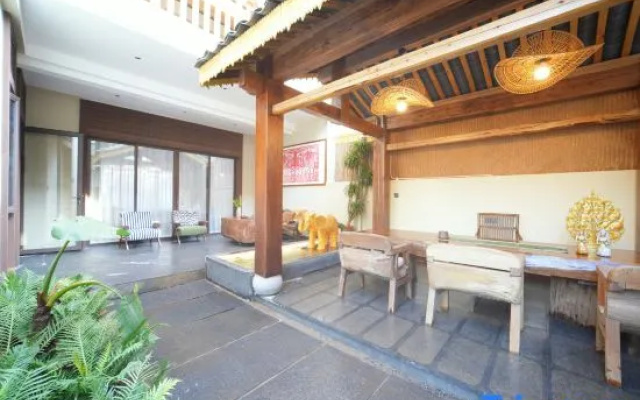 Mangshi Jinmang Rainforest Dai Courtyard (Dai Ethnic Ancient Town) – Outside – Dehong