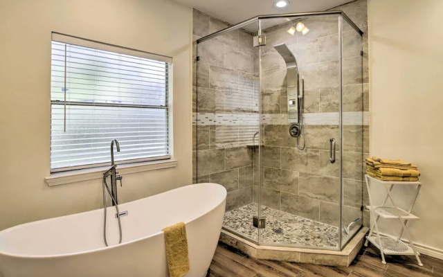 Spacious Houston Getaway ~ 23 Mi to Downtown!