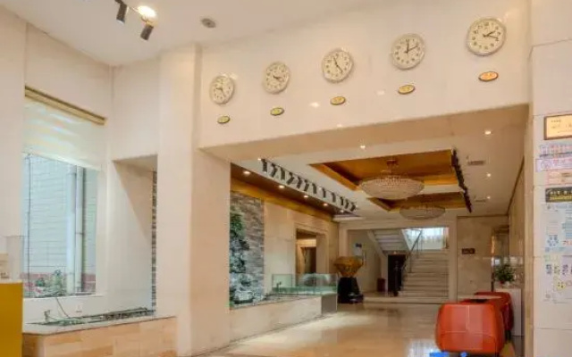 Qijun Hotel (Liling No.1 High School Railway Station Branch)