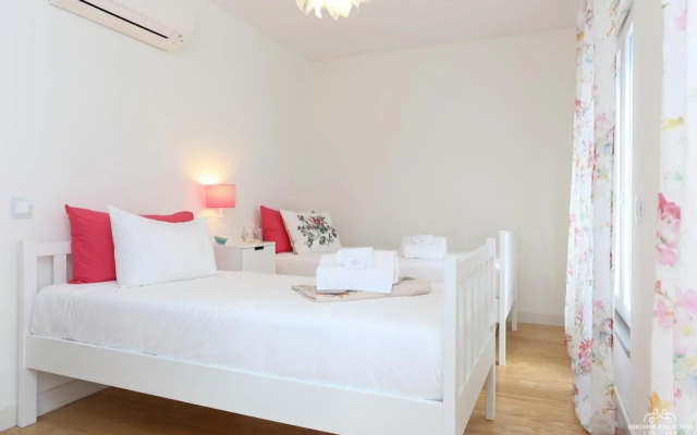 Azulejos' Charming Apartment with Terrace 2 by Lisbonne Collection